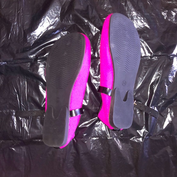 Bright pink flats with adjustable straps - Picture 3 of 3